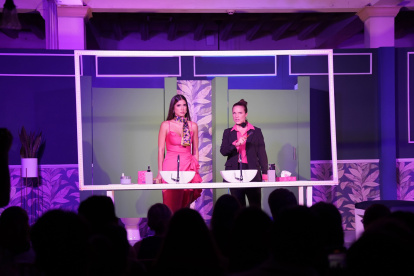 Pamela Sambrano y Frances Swett durante una escena de la obra que se exhibe en el Parque Histórico de Samborondón.