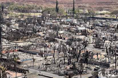 Edificios afectados por el fuego en el puerto de Lahaina, en Hawái.