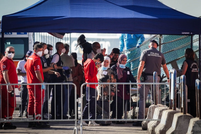 Migrantes rescatados desembarcan del barco de la ONG italiana "Emergency"Äôs Life Support" en Nápoles, Italia, el 14 de agosto de 2023.