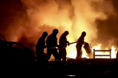 militares del Ministerio de Emergencias trabajando en el lugar de la explosión en un edificio de servicio de automóviles y luego del incendio en la estación de servicio en Makhachkala, República de Daguestán, Rusia, 15 Agosto de 2023