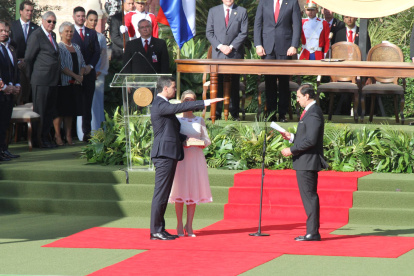 Santiago Peña hace juramento como nuevo presidente de Paraguay.