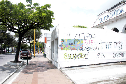 En las calles Víctor Emilio Estrada y Ébanos, en Urdesa, las paredes están grafiteadas.