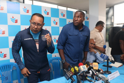De los correístas aludidos, solo Roberto Cuero (c) se pronunció en la rueda de prensa convocada.