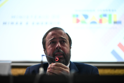 El ministro de Minas y Energía de Brasil, Alexandre Silveira, habla durante una rueda de prensa hoy, en Brasilia (Brasil).