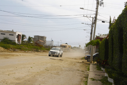 Polvo. En La Milina, Costa de Oro, la Carolina y Puerta del Sol las calles no han sido pavimentadas en años