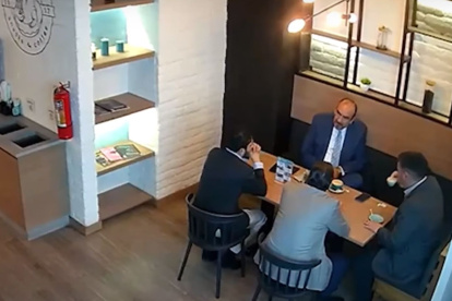 Cita. En una cafetería se reunieron dos abogados, un funcionario y un empresario de seguros.