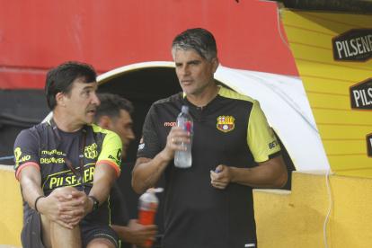 El DT uruguayo (d) reveló que los jugadores del Ídolo siguen sin tomar al 100% su idea de juego, algo que será vital para el partido de este viernes ante IDV.