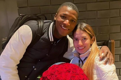 Moisés Caicedo junto a su novia, Paola Salazar, en Inglaterra.