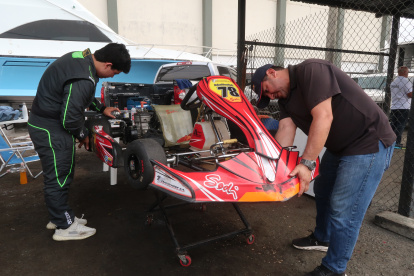 Padre e hijo comparten el amor por la adrenalina en el karting local.