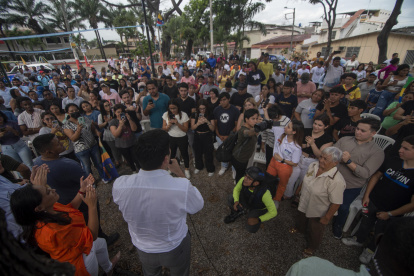 El candidato del movimiento "Actuemos", Otto Sonnenholzner (c), atiende a medios de comunicación y jóvenes, de Guayaquil (Ecuador).
