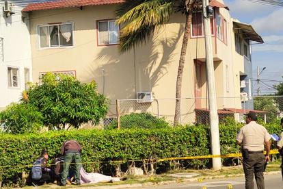 Manta. Elementos policiales recogen el cuerpo de la venezolana.