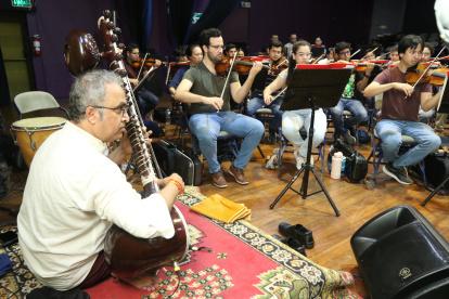 Presentación. El músico Shubhendra Rao en los ensayos previos con los integrantes de la Filarmónica local.