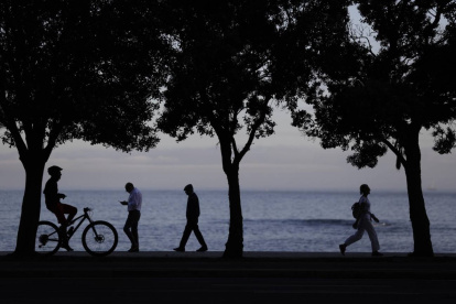 Escenario. Varias personas caminan en una mañana reciente por el paseo marítimo de La Coruña, en España.