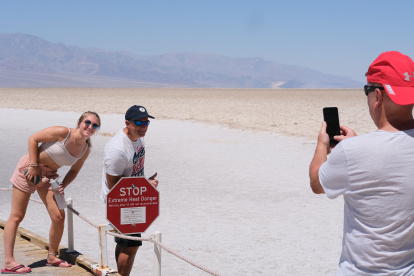 Pistas. Turistas se toman fotos en la cuenca endorreica de Badwater, uno de los sitios más visitados del valle.