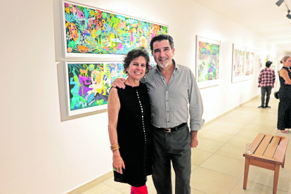 Paula Barragán y Xavier Castro. Al fondo, la obra El Manso Guayas.