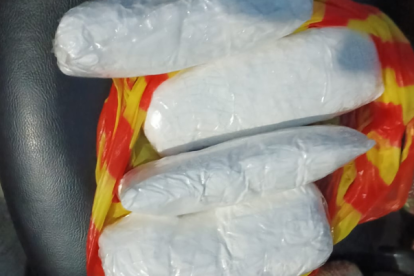 La detención del servidor policial se dio en el área de viaducto, cerca de la garita de este centro carcelario