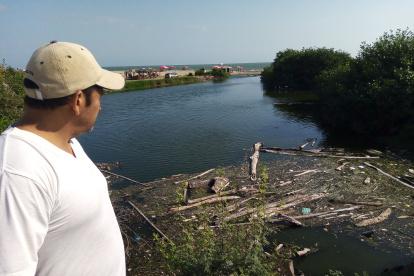 Espacio. El esterillo, cuyas aguas van a parar al mar, colinda con el malecón, un barrio y la plaza gastronómica.