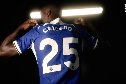 Caicedo pidió permiso a Gianfranco Zola para usar su dorsal.