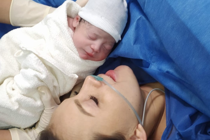 Silvana con su recién nacida.