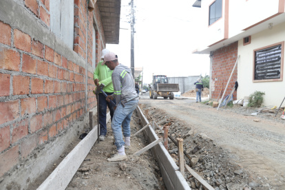 Seguridad. En las calles se observan a trabajadores que realizan las obras sin ningún resguardo de seguridad.