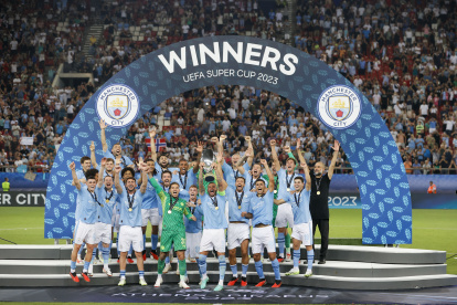 EL PIREO (GRECIA), 16/08/2023.- Los jugadores del Manchester City celebran con el trofeo la victoria al finalizar el partido de la Supercopa de Europa entre el Sevilla y el Manchester City disputado este miércoles en el estadio Georgios Karaiskakis, en El Pireo (Grecia). EFE/Juan Carlos Cárdenas