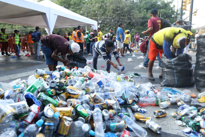En la Av.Barcelonalos recicladores colectando envases_Christian Vásconez