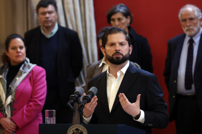 El presidente de Chile, Gabriel Boric, participa en la ceremonia de cambio de gabinete hoy, en el Palacio de La Moneda, en Santiago (Chile). EFE/Elvis González