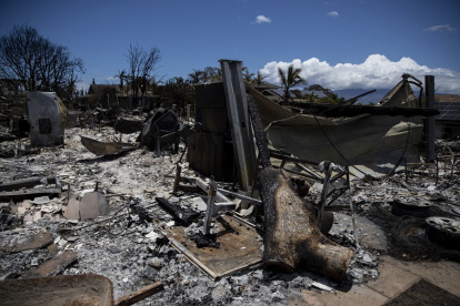 Imagen de una vivienda en ruinas en Lahaina, Haiwai.
