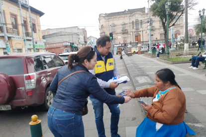 Iván Mantilla, uno de los aspirantes, entrega su propaganda.