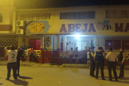 La onda expansiva además de destruir los ventanales de la escuela, también alcanzó a una vivienda del sector.