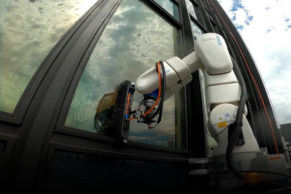 Labores. El robot Ozmo, de la empresa israelí Skyline Robotics, aparece en un rascacielos.