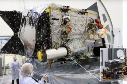 Un par de investigadores revisan uno de los prototipos de la comunicación láses.