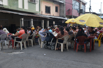 En la calle Raúl Clemente Huerta es común la invasión de la calzada.
