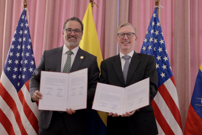 Gustavo Manrique, Ministro de Relaciones Exteriores y Michael J. Fitzpatrick, Embajador de los Estados Unidos en el Ecuador, en la ceremonia de firma