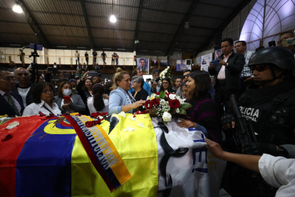 Simpatizantes muestran sus respetos ante el féretro del candidato Fernando Villavicencio, durante un velatorio público en el Centro de Exposiciones, en Quito (Ecuador).