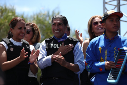 El candidato a la Presidencia de Ecuador Yaku Pérez (d) ondea una bandera de Ecuador durante su cierre de campaña hoy, en Quito (Ecuador).