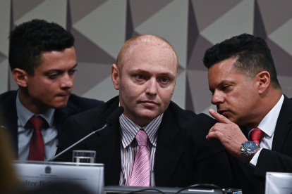 El experto en informática Walter Delgatti (c) declara hoy ante la Comisión Parlamentaria Mixta de Investigación (CPMI) sobre los actos antidemocráticos del 8 de enero contra el Senado Federal, en Brasilia (Brasil).