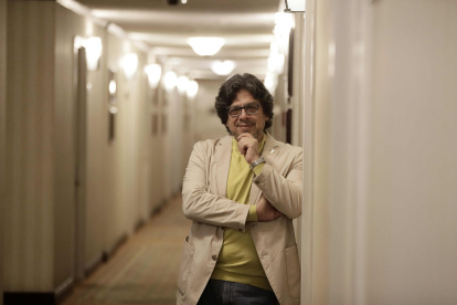 Itinerario. El escritor y ensayista peruano Fernando Iwasaki, durante una visita a San José (Costa Rica).