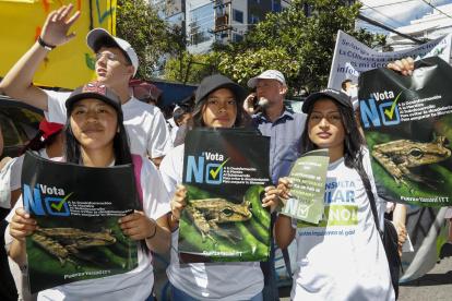 Decenas de personas se manifiestan en contra de prohibir la explotación petrolera del Bloque 43-ITT en el amazónico Parque Nacional Yasuní y la minería en el Chocó Andino, hoy, en las calles de Quito (Ecuador).