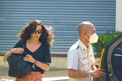 Silvia Bronchalo, la madre de Daniel Sancho, el joven español acusado del asesinato y descuartizamiento del cirujano colombiano Edwin Arrieta, sale este jueves de la cárcel tailandesa de Koh Samui tras ver a su hijo, en prisión provisional desde el 7 de agosto.