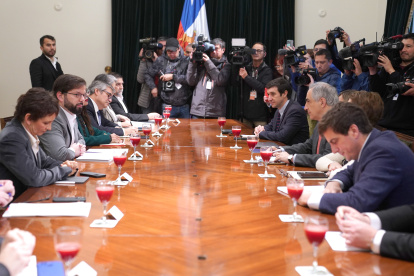 Fotografía cedida hoy por la Presidencia de Chile que muestra al mandatario Gabriel Boric (2-i) durante una reunión con la directiva de Chile Vamos, en el Palacio de La Moneda en Santiago (Chile).