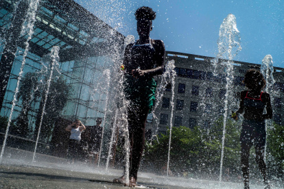 En la imagen de archivo, adolescentes juegan en una fuente para refrescarse en el Parque Andre Citroen en París, Francia. EFE/ Yoan Valat