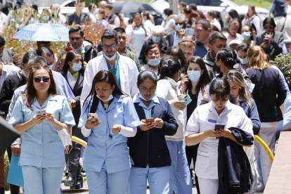 La gente fue evacuada a las calles tras el fueerte remezón este jueves 17 de agosto de 2203