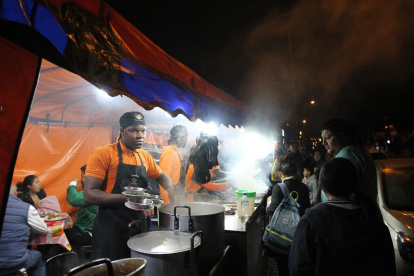 Vigilancia. En el negocio de don Caice vigilan cada una de las carnes que preparan en la parrilla.