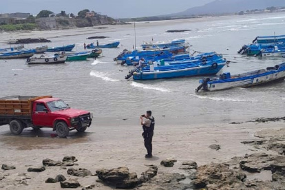 Agentes policiales acudieron al muelle tras la balacera.
