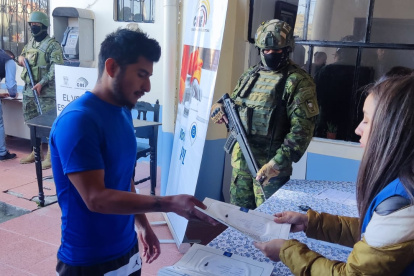 Los militares colaboran en el proceso electoral y custodia de las urnas