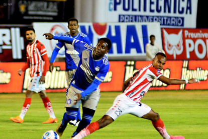 Los jugadores de Técnico Universitario y Emelec no pudieron hacerse daño al final de la primera mitad.