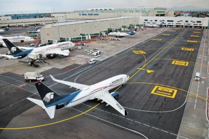 Imagen referencial. Aviones de marcas mexicanas estacionados en las terminales aéreas.