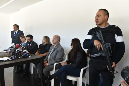 Con un fuerte resguardo policial y algunos familiares con chaleco antibalas se dio a conocer de la denuncia.