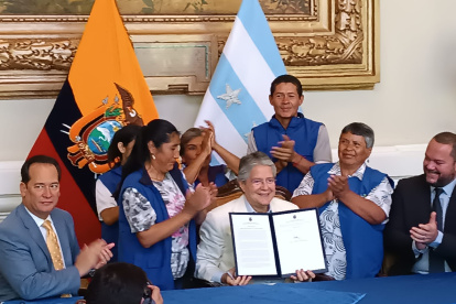La firma del Decreto Ley se dio en la Gobernación del Guayas, con la presencia de personas que se dedican a las actividades de reciclaje de productos plásticos.